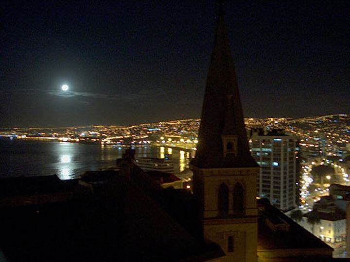 Valparaíso by moonlight