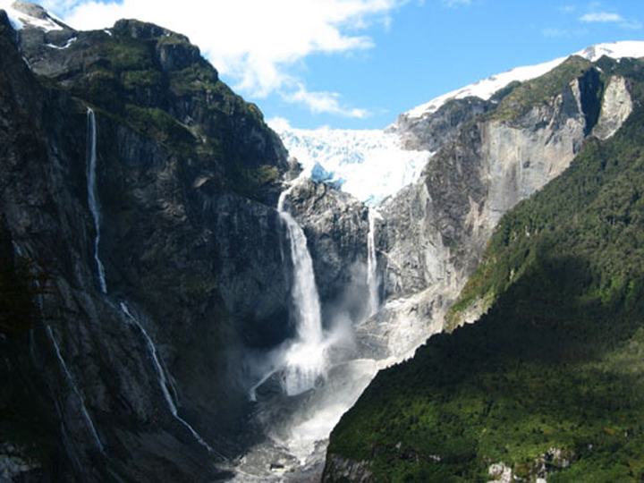Hanging glacier (Ventisquero Colgante)