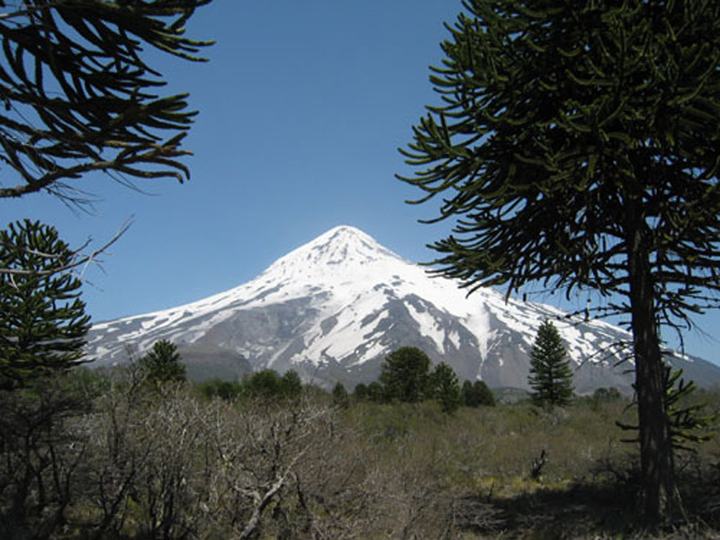 Lanín volcano (3,717 m)