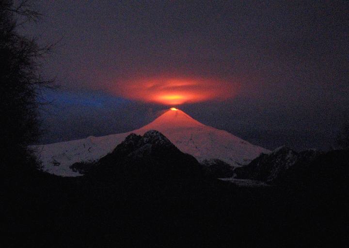Villarrica glowing, May 2005